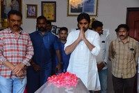Pawan Kalyan Pays Homage To Vijaya Nirmala